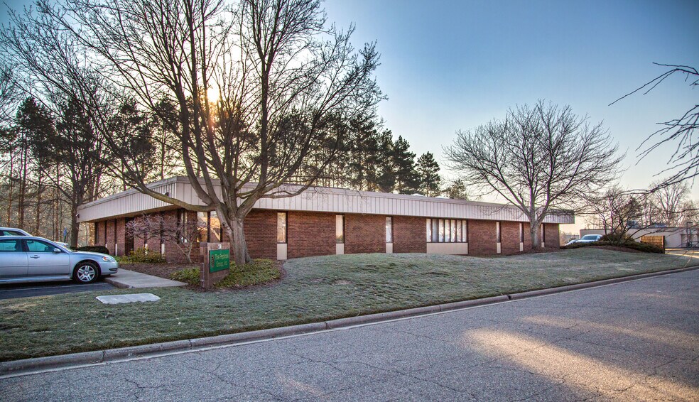 580 Cascade West Pkwy SE, Grand Rapids, MI for sale - Building Photo - Image 1 of 1