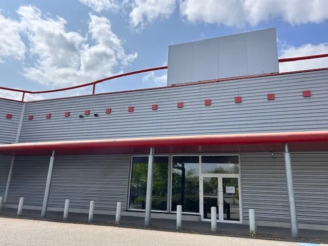 Retail in Maurepas for lease - Building Photo - Image 3 of 4