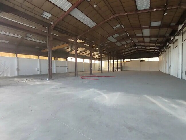 Vente Entrepôt 1 900 m²