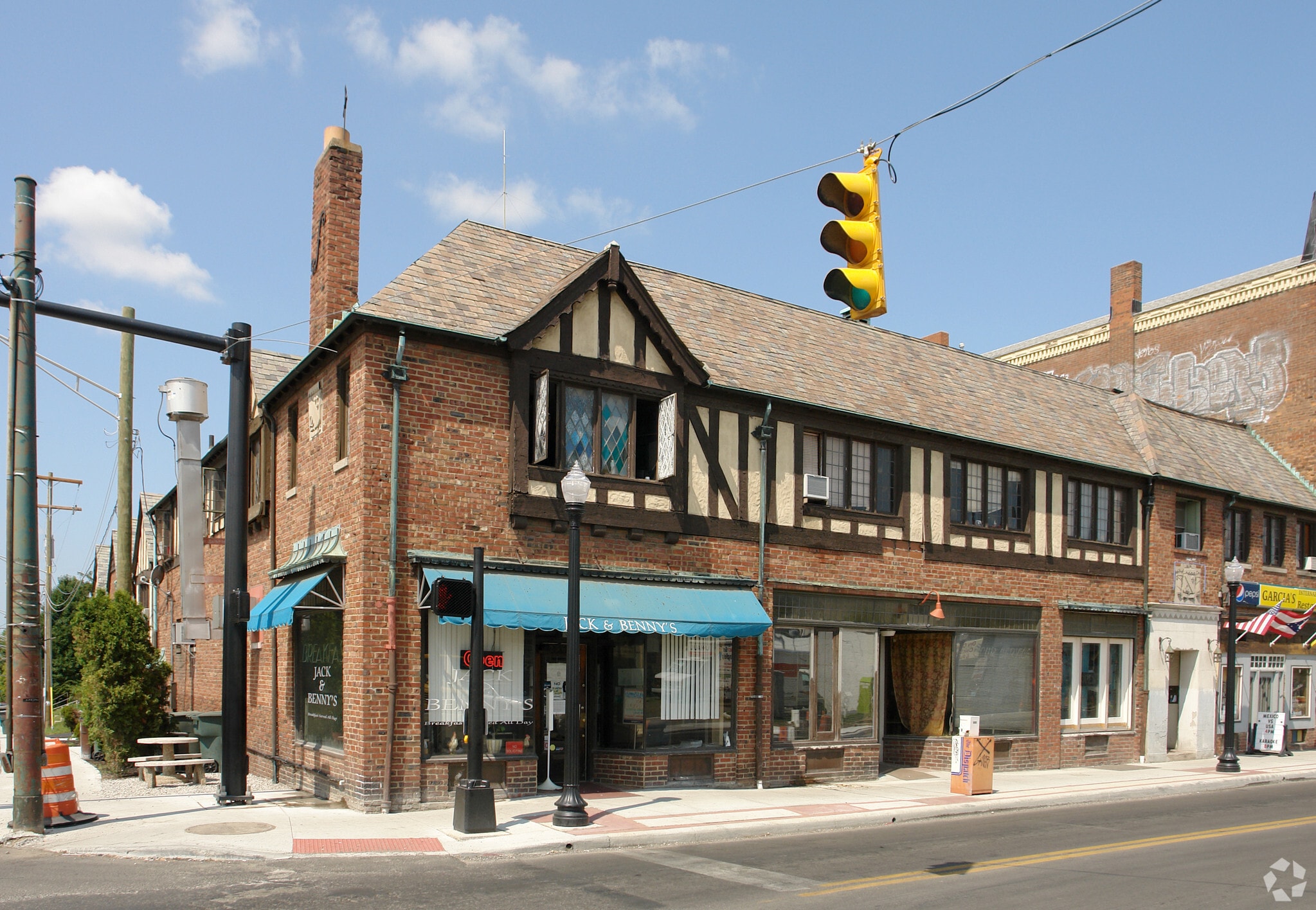 2563-2573 N High St, Columbus, OH for lease Primary Photo- Image 1 of 6