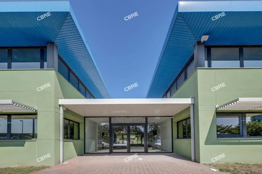 Office in Canéjan for lease - Building Photo - Image 2 of 12