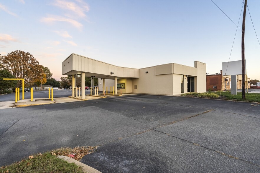 704 N Cannon Blvd, Kannapolis, NC for sale - Building Photo - Image 1 of 21