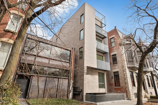 530 w dickens ave