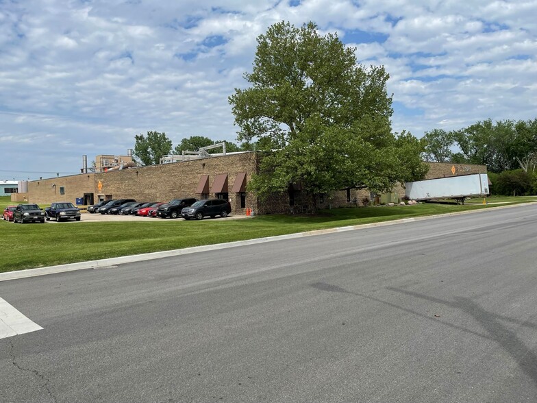 2500 Production Dr, St Charles, IL for lease - Building Photo - Image 3 of 14