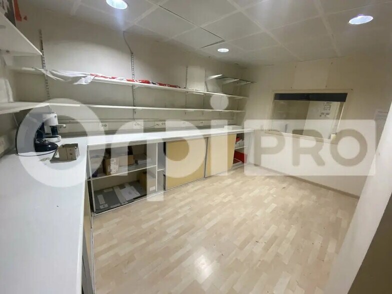 Retail in Montauban for lease - Interior Photo - Image 2 of 8