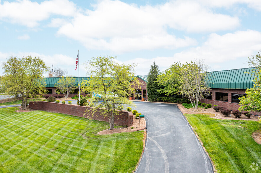 1000 Bell Ln, New Albany, IN for lease - Primary Photo - Image 1 of 9