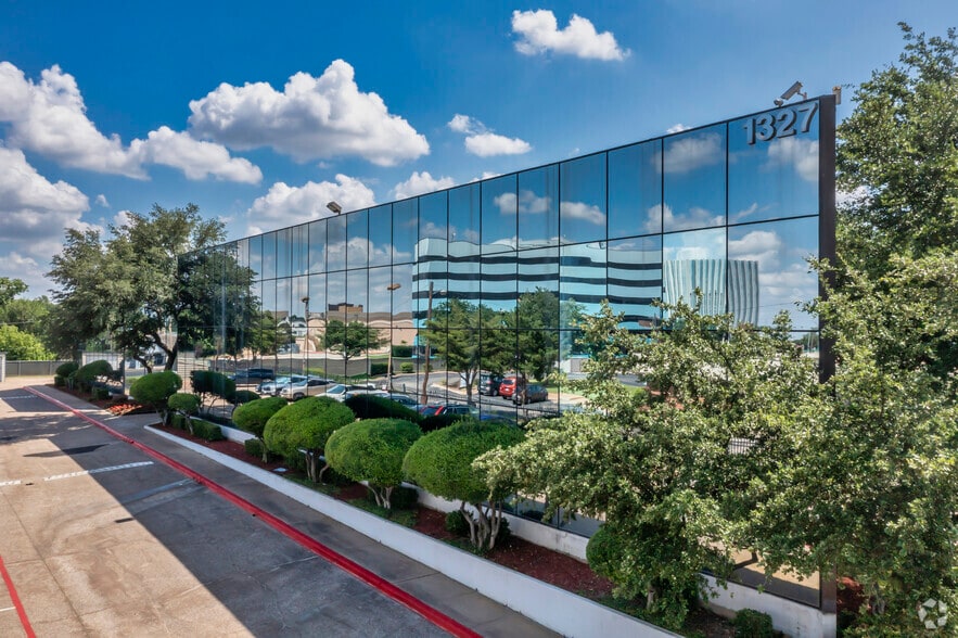 1327 Empire Central Dr, Dallas, TX for lease - Primary Photo - Image 1 of 8