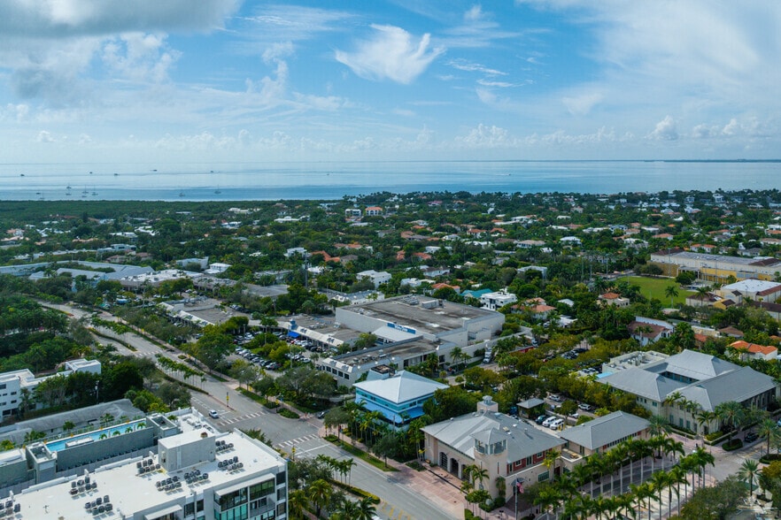 600-658 Crandon Blvd, Key Biscayne, FL for lease - Building Photo - Image 3 of 8