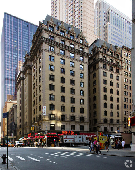 853 Seventh Ave, New York, NY for lease - Primary Photo - Image 1 of 2