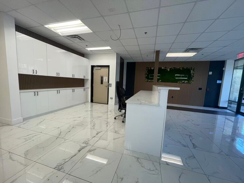 7075 Kingspointe Pky, Orlando, FL for sale - Building Photo - Image 3 of 36