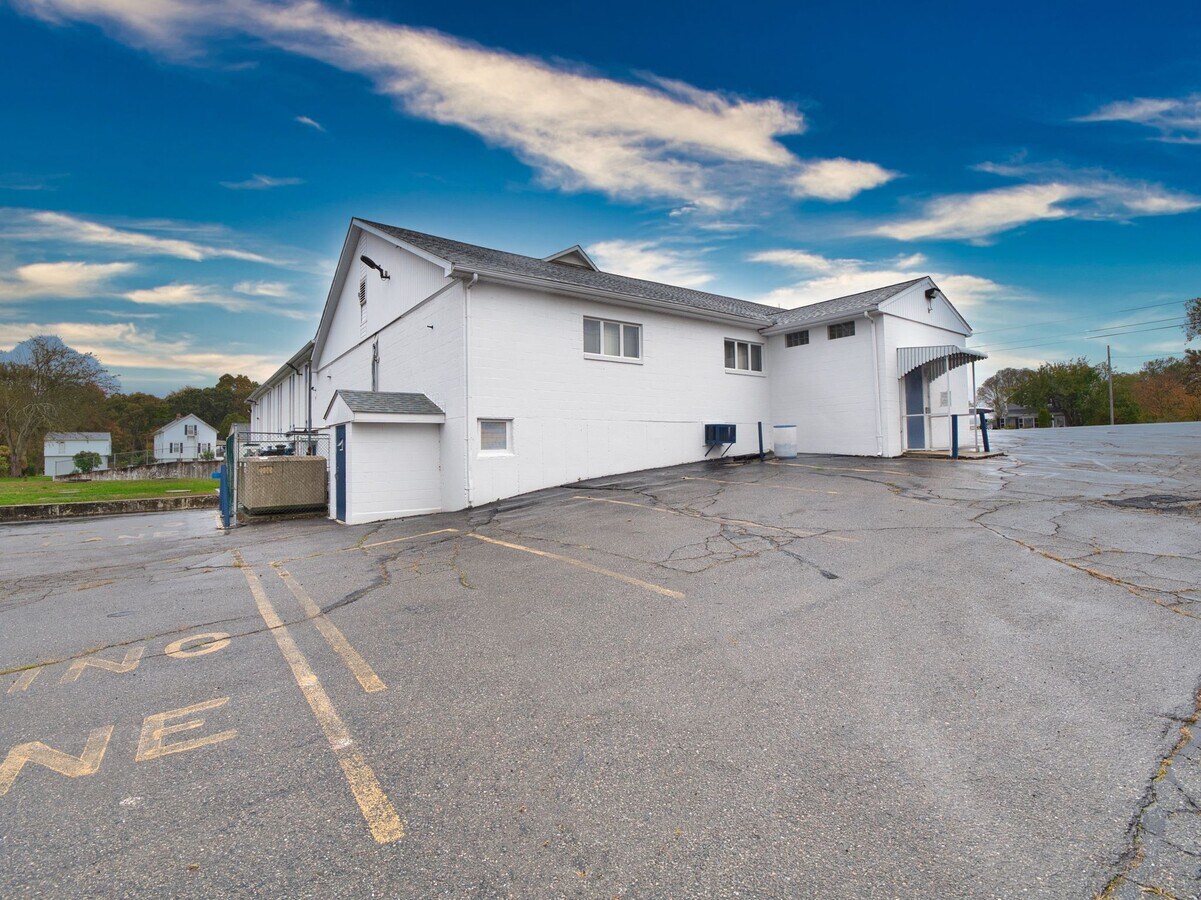 28 Fish Rd, Tiverton, RI 02878