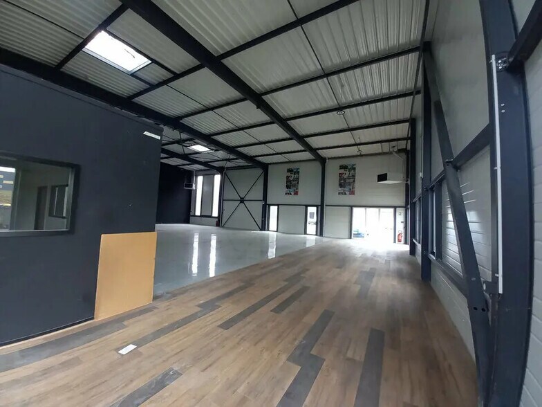 Flex in Cormelles-le-Royal for lease - Building Photo - Image 3 of 8