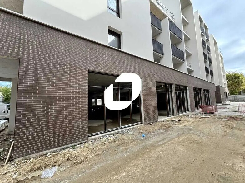 Retail in Bordeaux for lease - Building Photo - Image 3 of 7