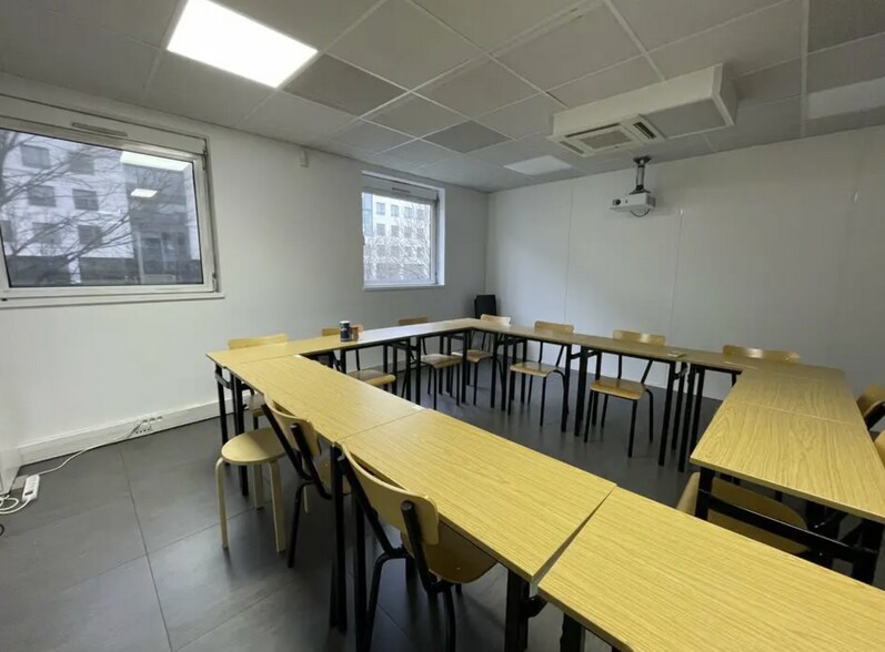 Office in Lyon for lease - Interior Photo - Image 1 of 9