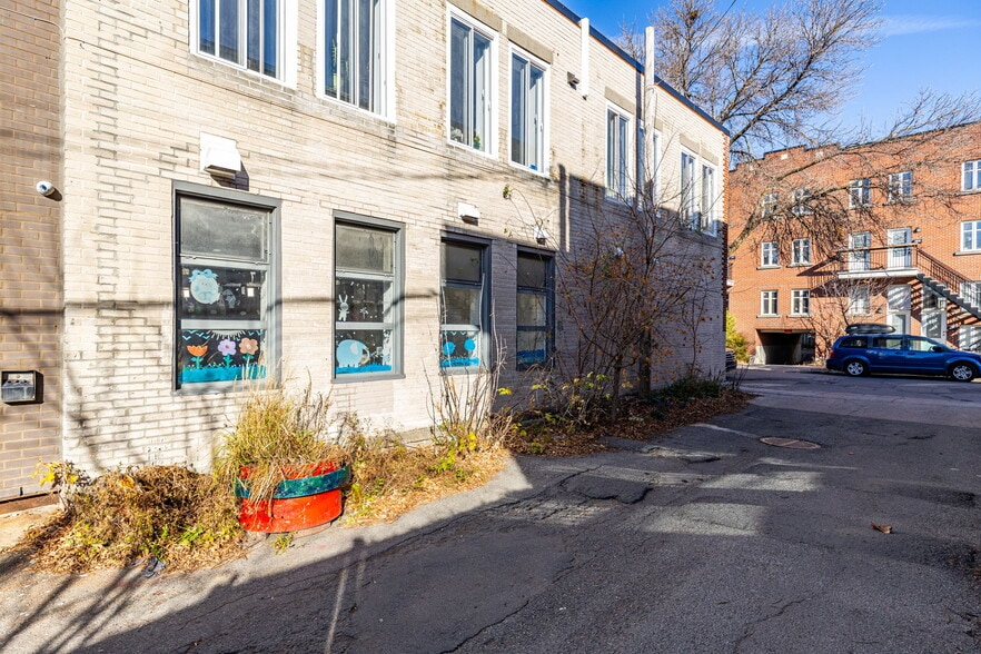230 Rue Beaubien E, Montréal, QC for lease - Building Photo - Image 3 of 6
