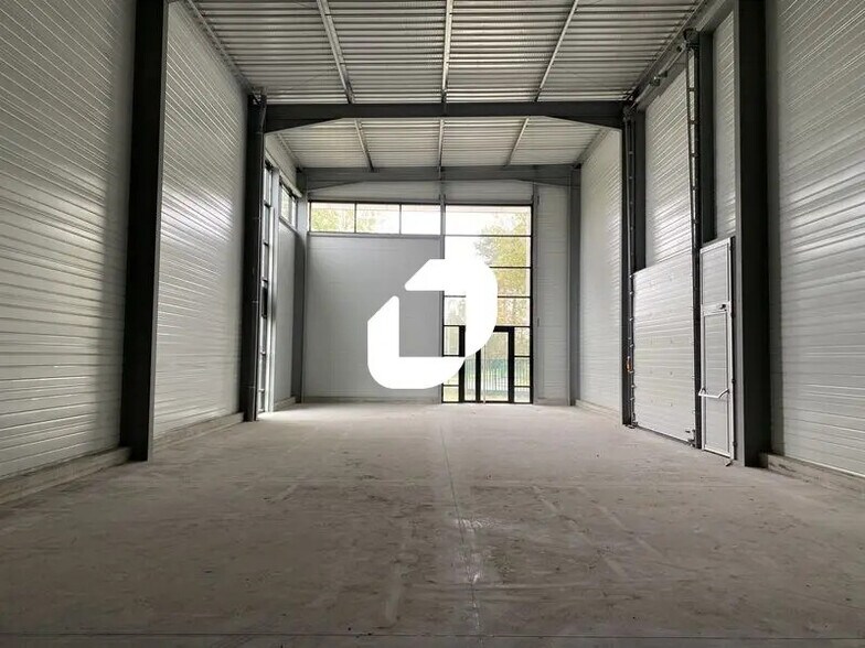 Flex in Canéjan for lease - Interior Photo - Image 3 of 10