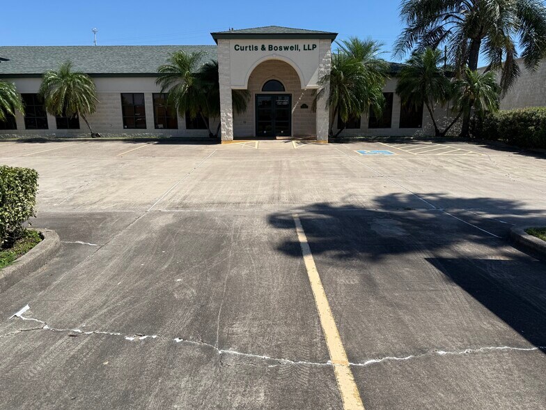 515 E Harrison Ave, Harlingen, TX for lease - Primary Photo - Image 1 of 2