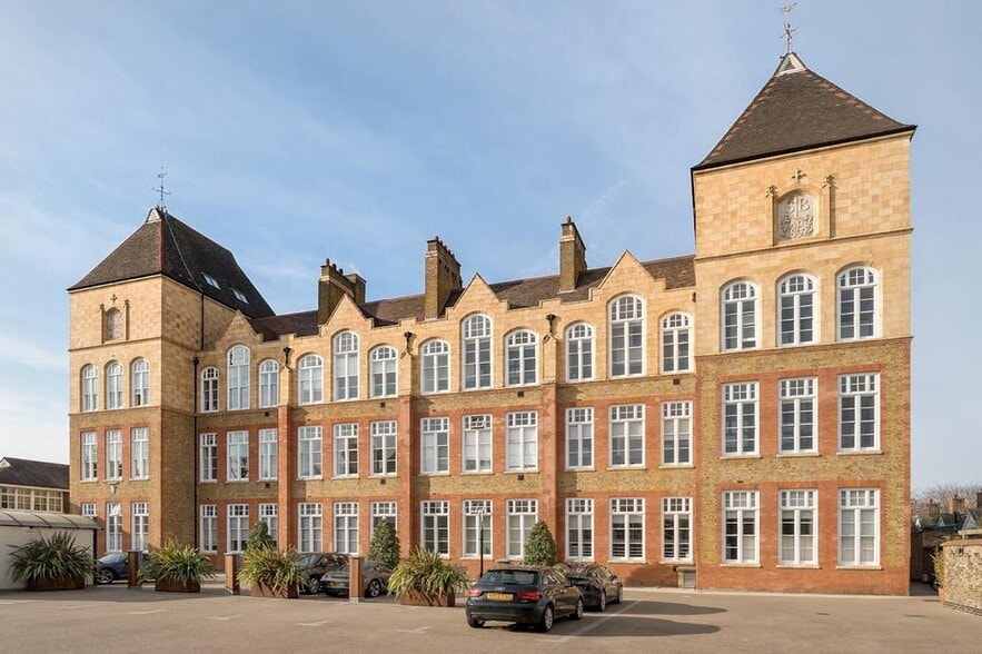 Kingsway Pl, London for lease - Building Photo - Image 2 of 40