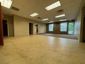 222 S Greenleaf St, Gurnee, IL for lease Interior Photo- Image 2 of 14