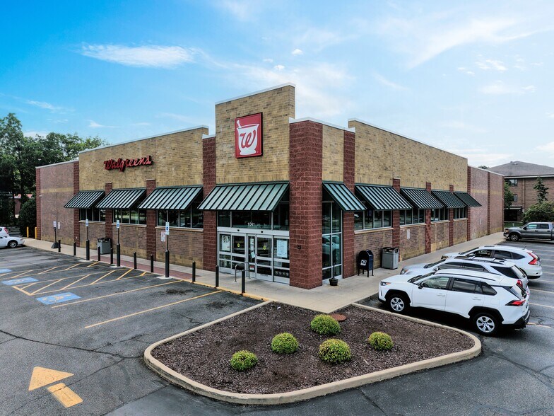 1041 W Main St, Whitewater, WI for sale - Building Photo - Image 1 of 4