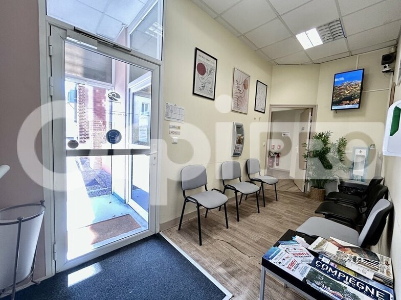 Office in Compiègne for lease - Lobby - Image 3 of 4