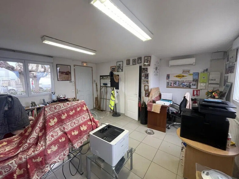 Office in Le Muy for lease - Interior Photo - Image 2 of 4