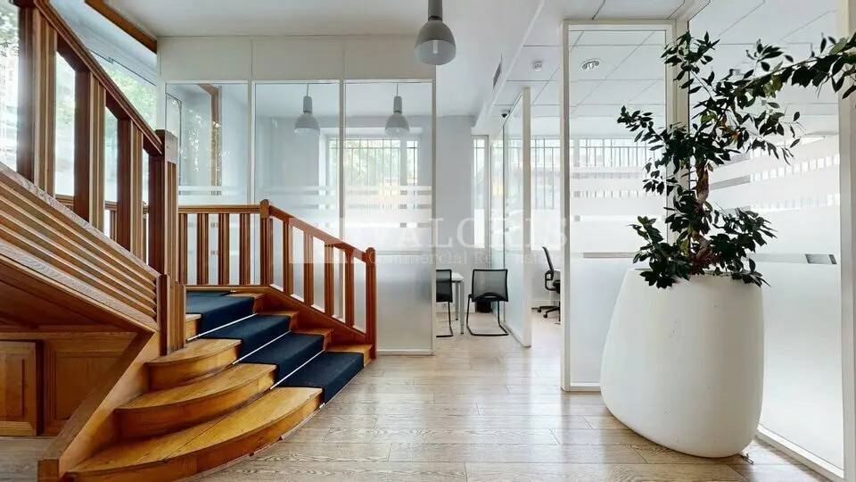 Retail in Lyon for lease Interior Photo- Image 1 of 12