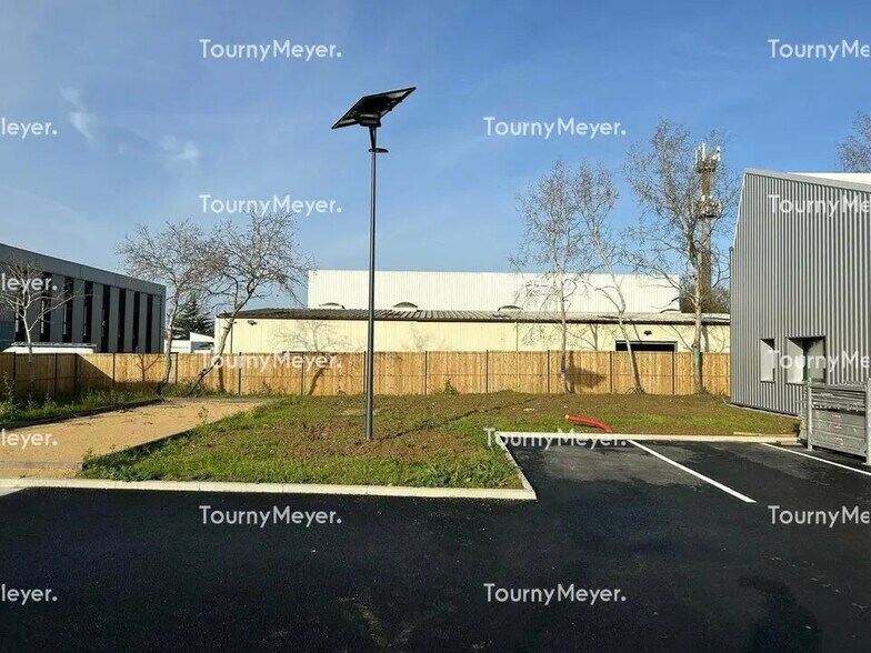 Flex in Carquefou for lease - Building Photo - Image 2 of 5