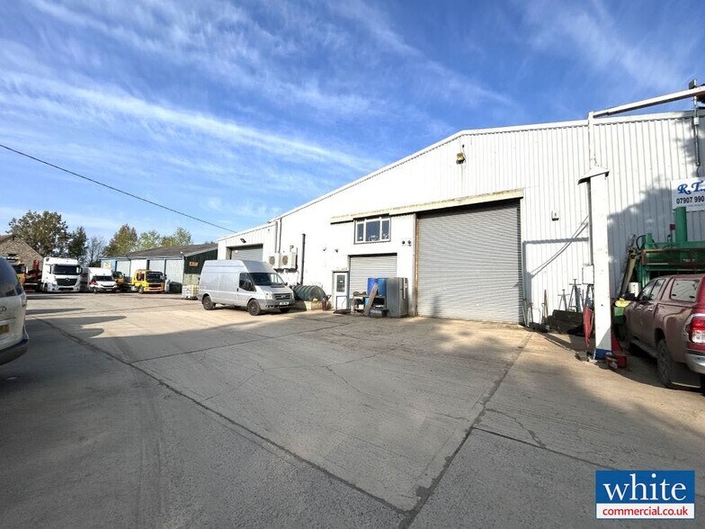 Baynards Green Business Park portfolio of 5 properties for sale on LoopNet.com - Primary Photo - Image 2 of 3