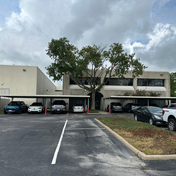 10615 Shadow Wood Dr, Houston, TX for lease - Building Photo - Image 2 of 8