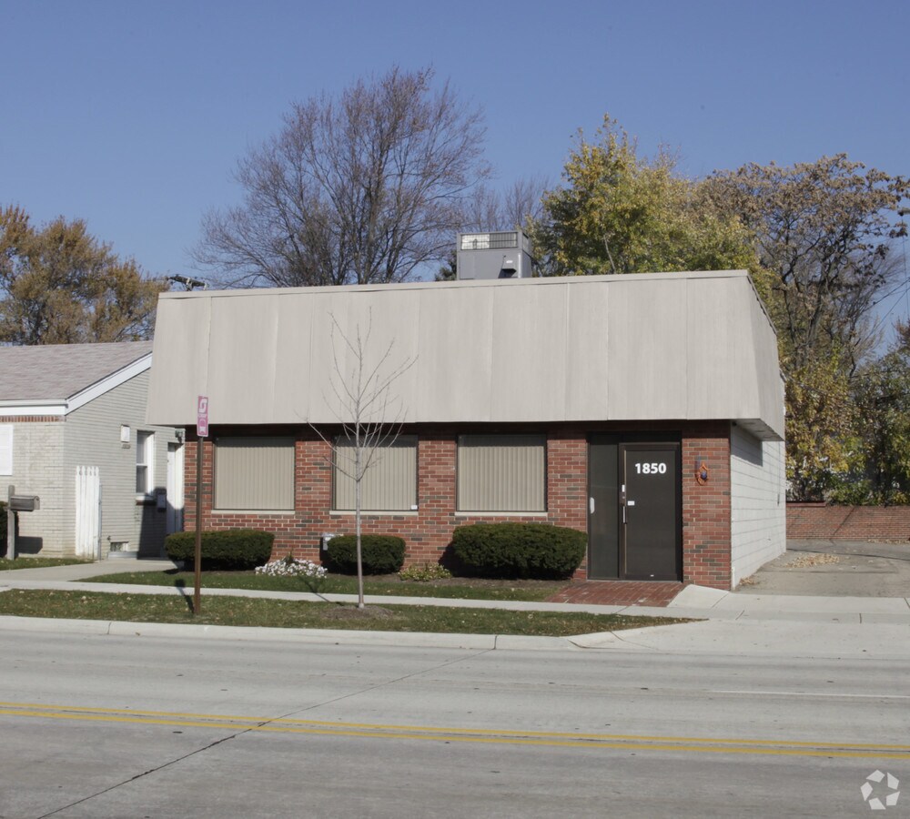 1850 W Eleven Mile Rd, Berkley, MI 48072