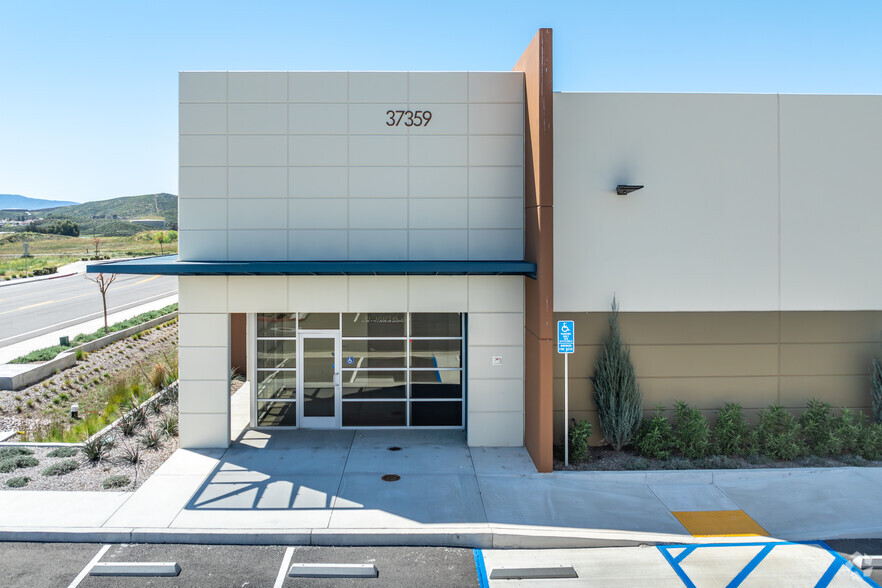 37359 Industry Way, Murrieta, CA for lease - Building Photo - Image 2 of 7