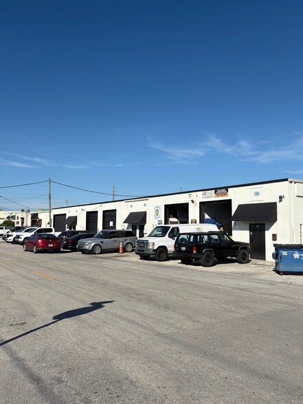 203-211 SW 28th St, Fort Lauderdale, FL for lease - Building Photo - Image 1 of 3