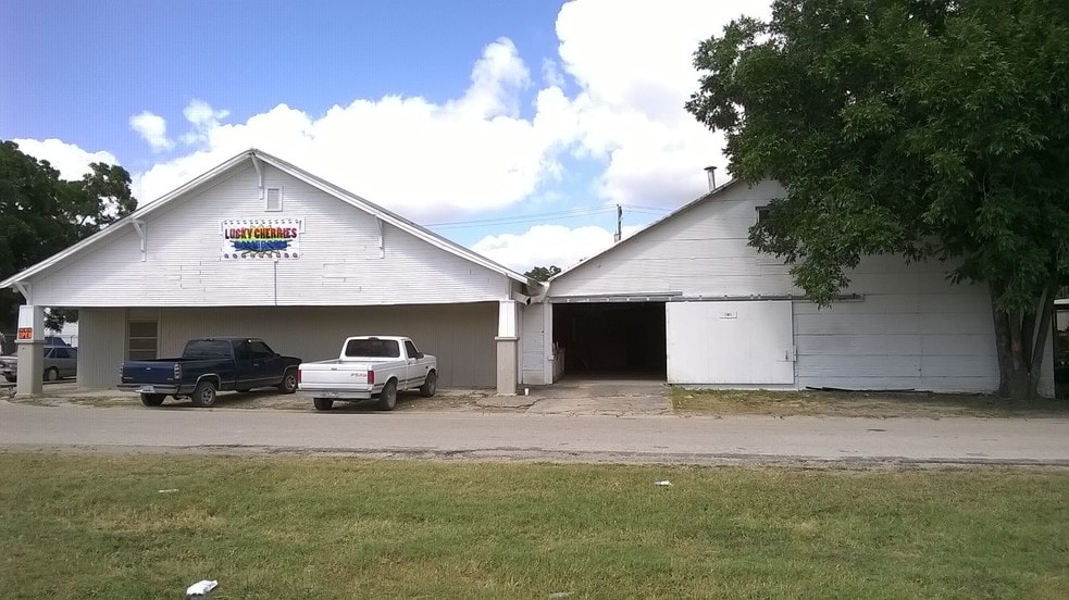 201 N 1st St, Kenedy, TX 78119