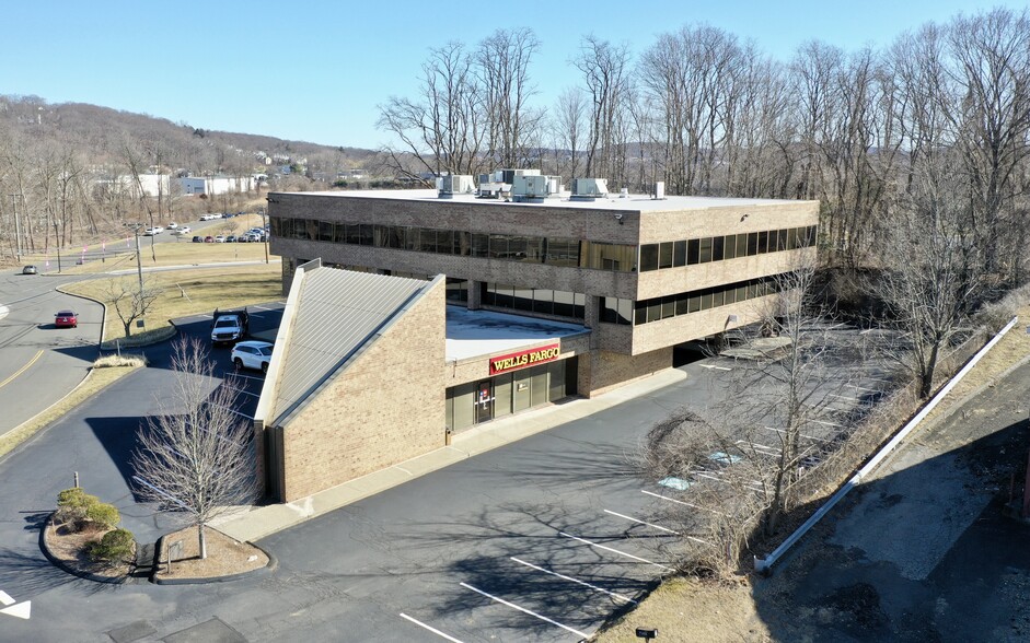 108 Mill Plain Rd, Danbury, CT for lease - Building Photo - Image 2 of 4