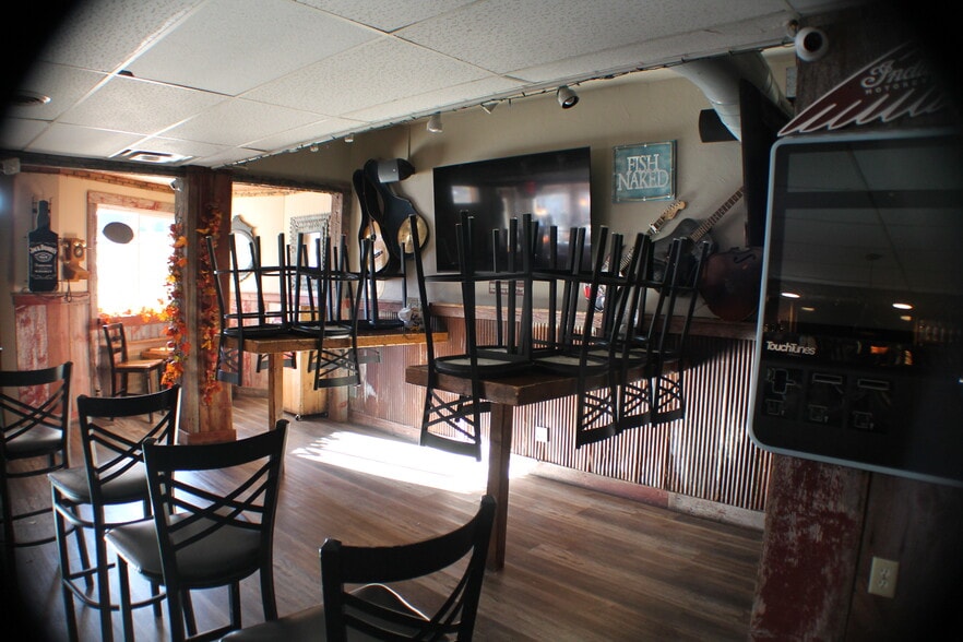 N51W34950 E Wisconsin Ave, Okauchee, WI for lease - Interior Photo - Image 3 of 10