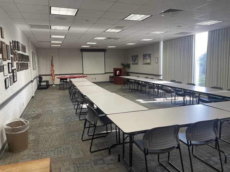 100 W Grove St, El Dorado, AR for lease - Building Photo - Image 2 of 3