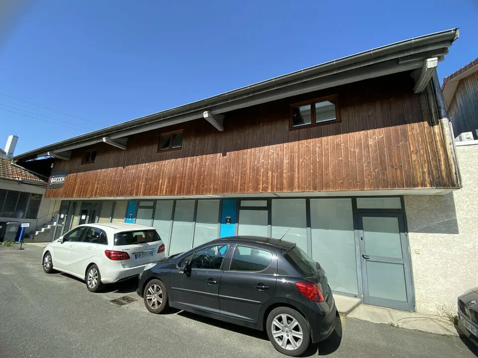 Location Bureaux 90 m² - Photo 1