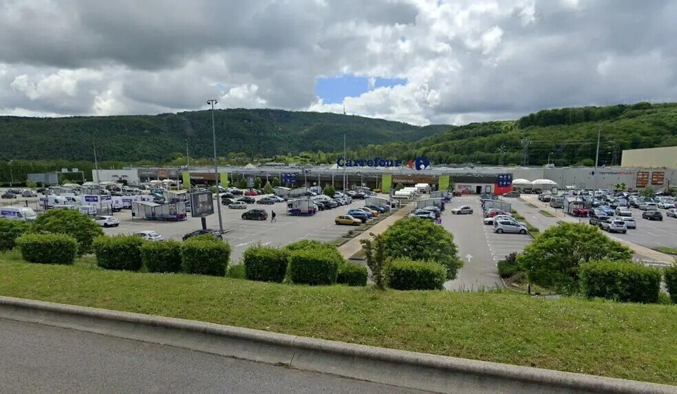 Retail in Chalezeule for lease - Building Photo - Image 1 of 3