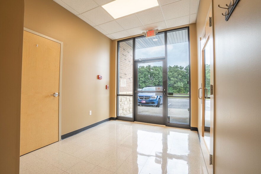 227 Monogard Dr, Manchester, TN for sale - Interior Photo - Image 3 of 50