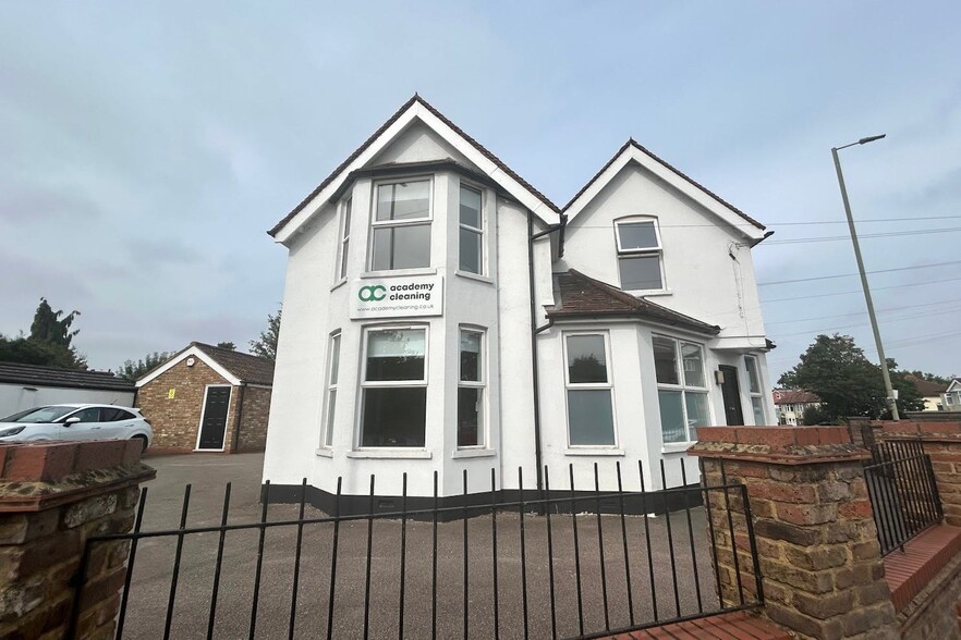 241 Chertsey Rd, Addlestone for lease - Primary Photo - Image 1 of 7