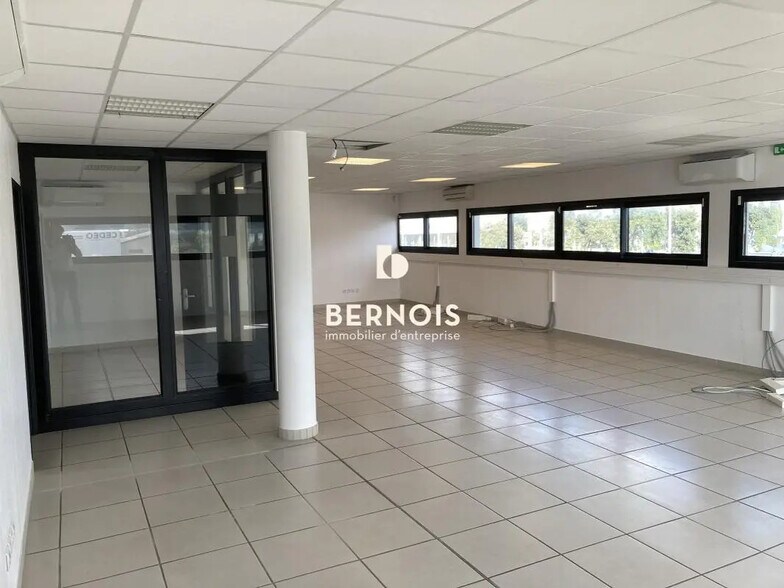 Office in Six-Fours-les-Plages for lease - Building Photo - Image 2 of 5