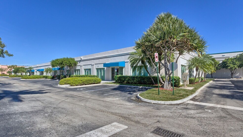 1900-1924 NW 84th Ave, Miami, FL for lease - Building Photo - Image 1 of 3