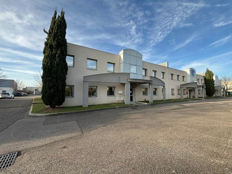 36 Rue Champ Dolin, Saint-Priest for lease - Building Photo - Image 1 of 11