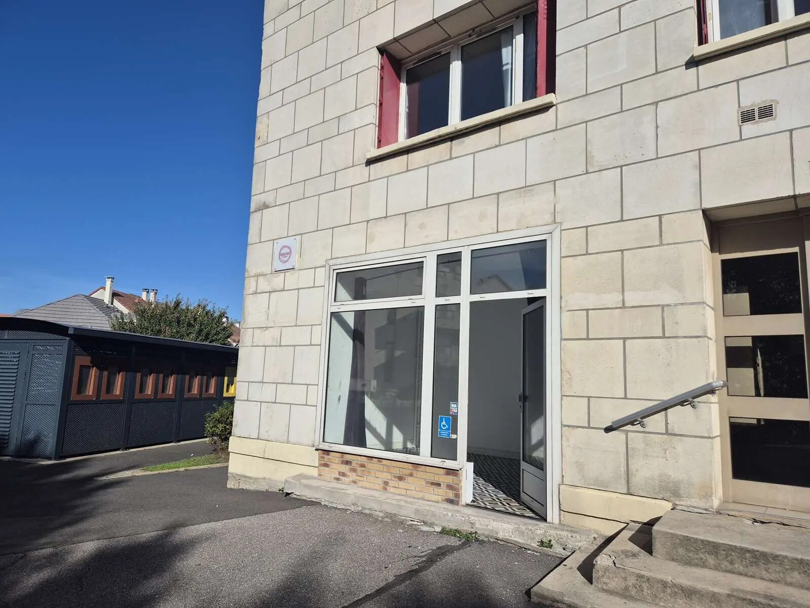 Retail in Châtillon for lease Building Photo- Image 1 of 7