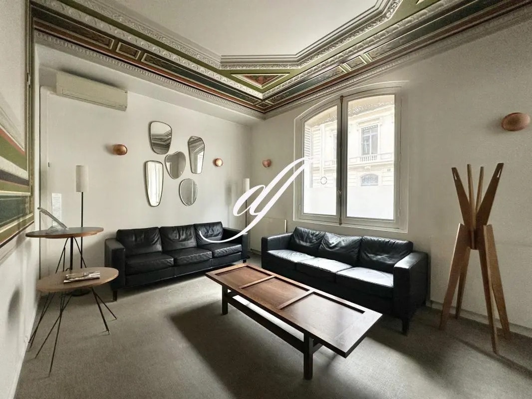 Retail in Paris for sale Interior Photo- Image 1 of 14