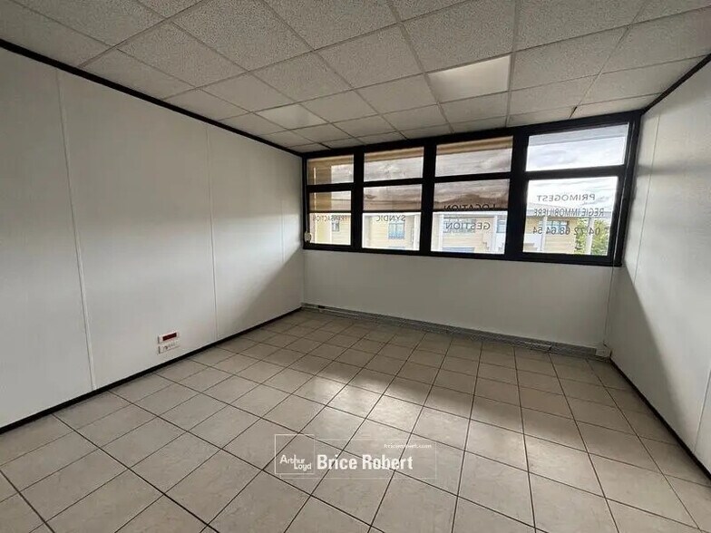 Office in Bron for lease - Building Photo - Image 3 of 10