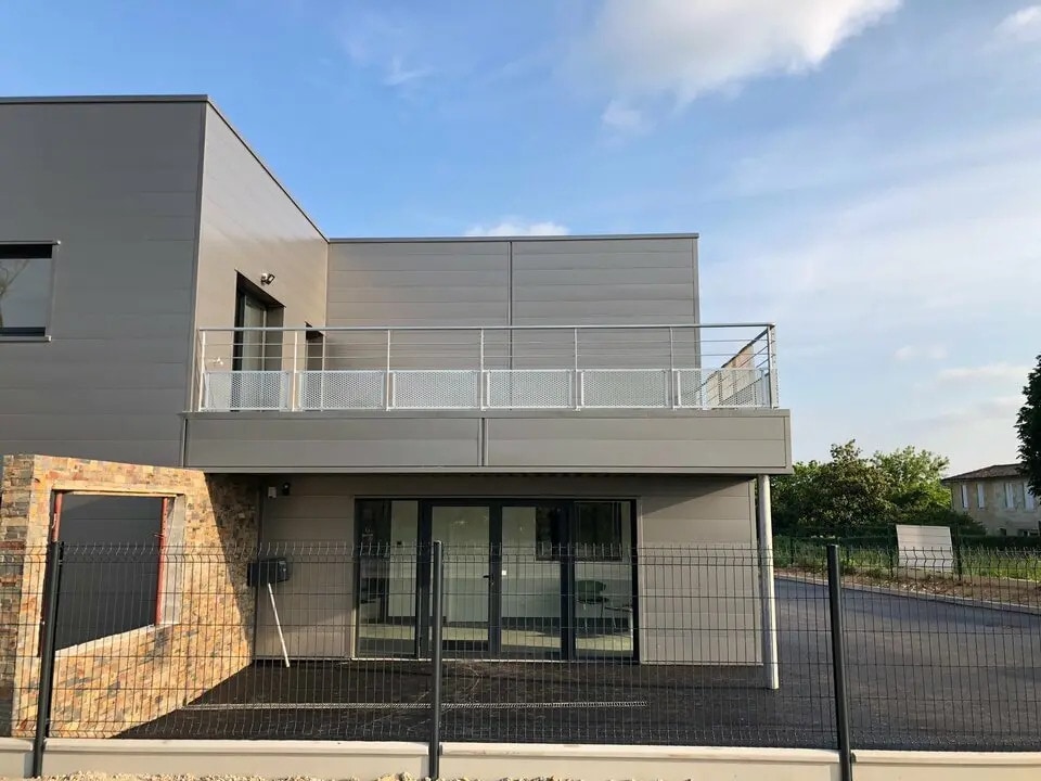 Flex in Pompignac for sale Building Photo- Image 1 of 11