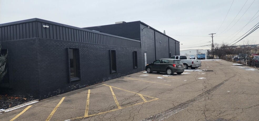 2468-2470 Industrial Row Dr, Troy, MI for lease - Building Photo - Image 3 of 14