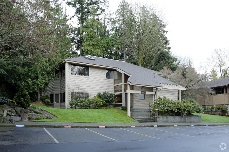 2135 112th Ave NE, Bellevue, WA for lease - Building Photo - Image 1 of 3